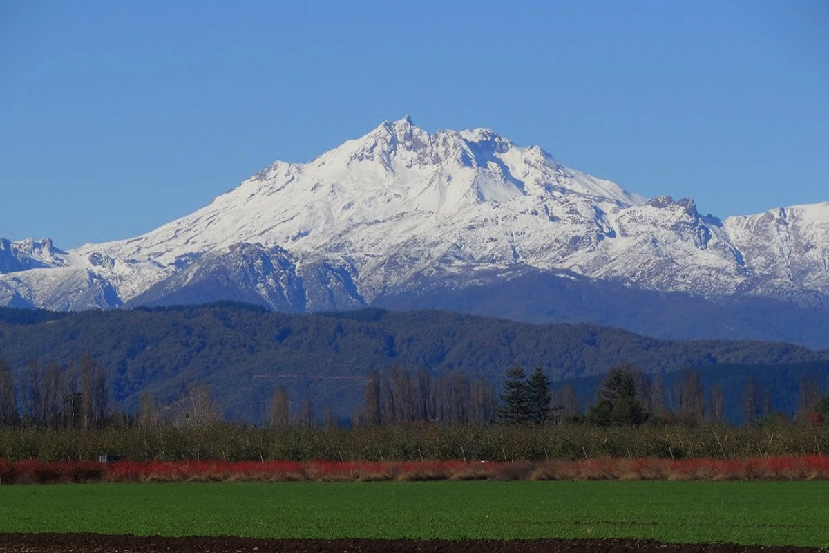 Nevado de Longaví y paisaje rural